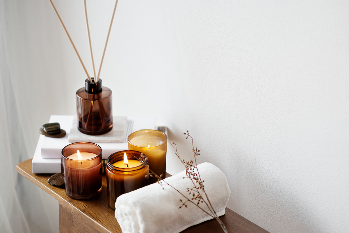 aromatherapy-table-setting-with-scented-candles-towel web